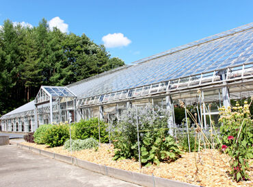 マイカー通勤もOK!
交通費がしっかり出るから家計にも嬉しい♪
無料駐車場も完備しています★