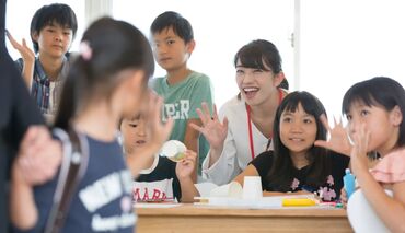 株式会社アンフィニ（勤務地：つくばみらい市伊奈東小学校児童クラブ） ＼資格は必要ありません♪／
主婦さん、教員志望の学生、元教員の方など
毎年幅広い世代が活躍しています◎
※画像はイメージ