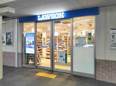 ローソンHA　阪急石橋店【18】 制服はトップスだけ！上からサッと着るだけなので、
出勤したら即準備OK！
ほぼ私服の状態で働けちゃいます♪