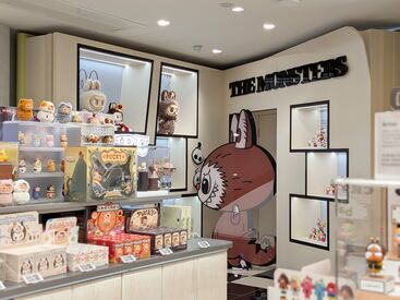 大人気のラブブを初め沢山のかわいいフィギュアに囲まれてお仕事！
画像は9月にオープンした大阪なんば店です★