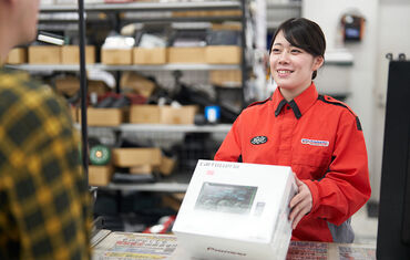 ■男性スタッフ活躍中■
タイヤやホイールをピカピカに☆*
「キレイになった時の
爽快感がたまりませんっ!!」