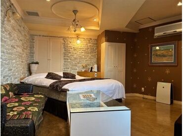 HOTEL ROUSSILLON（ホテル ルション） 幅広い世代活躍中！
基本2名体制＆忙しい日が少ないから、無理なく続けられる！
おじいちゃんスタッフまで幅広い世代が活躍中◎