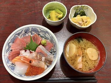店長はスタッフにも優しくて、まかないも豪華です！
ちょっと休憩のおやつBOXあり◎
きっと居心地の良い場所になるはず♪
