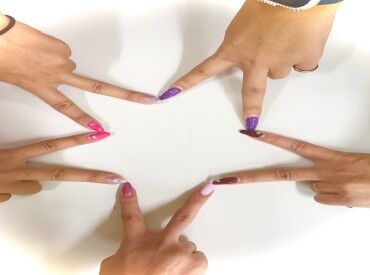 髪色自由！ネイルOK！ピアスOK！
好きな姿で働けます◎
「バイト前にオフしなきゃ…」なんて無駄な出費もありません＊