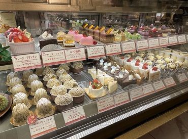 ケーキがずらりと並ぶショーケース！
季節ごとの商品も楽しめます☆
社割でお得に購入できるので、スイーツ好きも必見♪