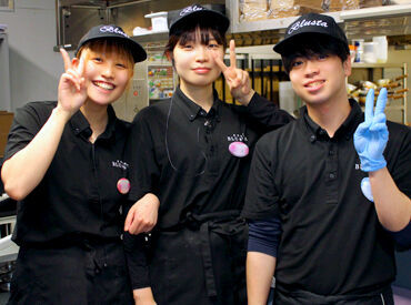 炭火焼肉ブルスタ・オラムー月寒東店 ＜勤務先はもちろん選択OK＞
月寒東店は、バス停から徒歩1分！
登別店は、新生町エリアで車・道南バスでも通いやすい立地◎