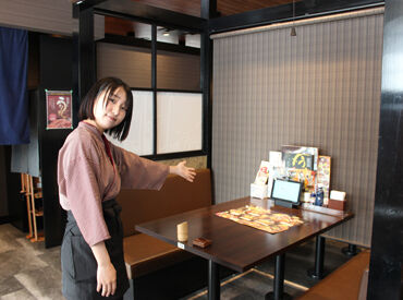 和食麺処サガミ 潮見ヶ丘店[0156] ◆スタッフの声◆
先輩がマンツーマンで教えてくれるからとっても安心です！
お茶の出し方、料理の持ち方まで教えてくれますよ♪