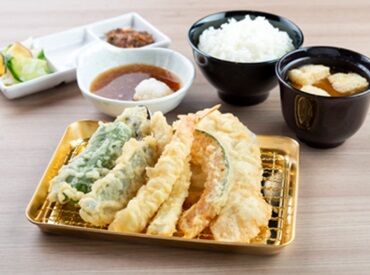 「天ぷら店って敷居が高そう…」と思われがちですが、簡単な業務からスタートするので未経験やブランクのある方でも安心!