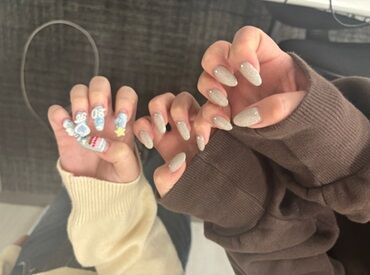 \ネイル・ピアス・髪色自由♪/
写真のようなネイルでもOK!
自分らしさ全開で働けます◎