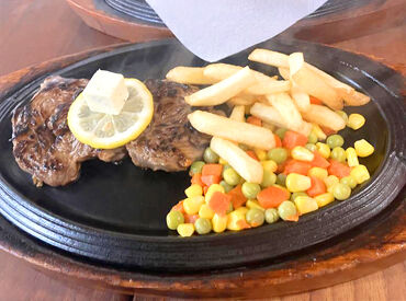 ★オシャレOK★
髪型/髪色自由！
ピアス/ヒゲ/ネイルOK◎
ステーキハウスで、自分らしく(^^♪