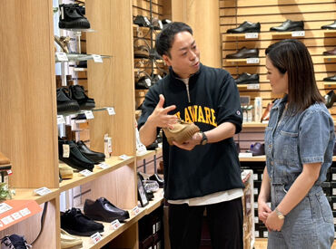 靴屋さんの接客は、「お客様一人一人にじっくり寄り添う」
いろんな方との出会いが楽しめるお仕事♪
