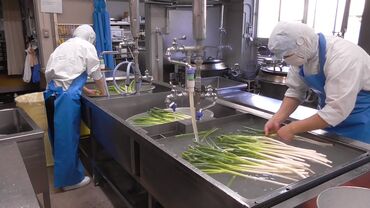 ★やりがいバッチリ！学校給食づくりのプロとして活躍★
毎日約850食もの給食をチームで作り、子どもたちの笑顔を支えます！