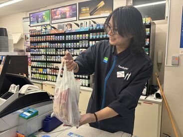 難しい作業は一切ありません◎
”コンビニ”の想像通りのお仕事だけで安心です♪
初バイト・未経験・ブランク復帰の方もぜひ！