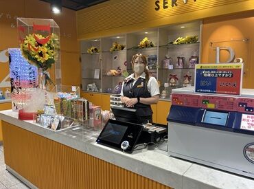 株式会社朝日興産 ※勤務地：ディー･ツー 伊万里店 ■正社員も同時募集中♪■
アルバイト勤務後、
正社員になったスタッフ多数在籍！
#ピアスOK #髪型/髪色自由.｡*ﾟ+