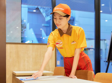 ゼッテリア　津島店 学生、主婦、フリーターさんetc…
幅広い世代の方が活躍中です！
高校生もOK！未経験歓迎です◎