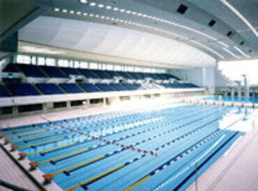 国際的な大会も開催される大きなプール！
室内プールで天気に左右される心配も一切ありません◎
快適な環境で働けますよ♪