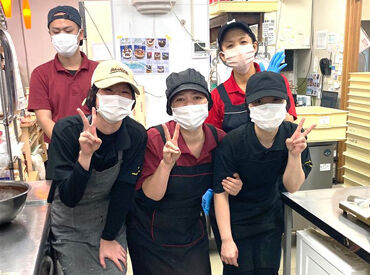 **未経験スタートの先輩の声**
自分が飾りつけたケーキがお客様の手に渡るのは緊張もありましたが、嬉しい経験でした!