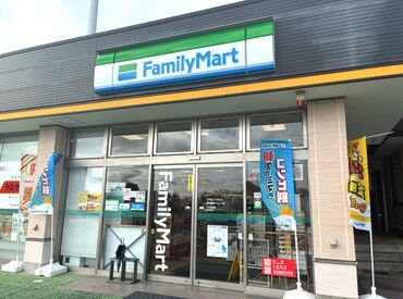 ファミリーマート　遠州豊田ＰＡ上り店 シニア世代の方や学生・フリーターさんなど幅広く活躍中です◎
夜間はお客様が少ないので落ち着いて勤務できますよ♪