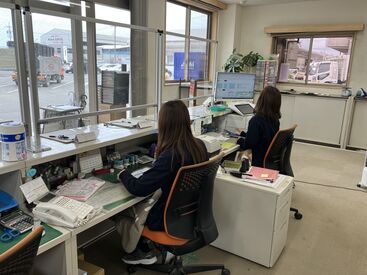 名古屋港木材倉庫株式会社 エコワールド名古屋 事務所は見渡せるくらいの広さなので、「ちょっと困った…」そんな時でも先輩が気付いて助けてくれます♪