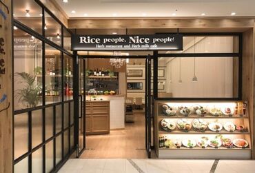 Rice people, Nice people! 名古屋 アジアンな雰囲気漂う店内♪
ハーブとおいしいお料理の香りに包まれて、働きながら元気がでちゃう！