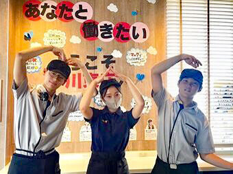 マクドナルド 新居浜川東店 髪色自由！髪型も帽子をかぶればOK！
※長髪の場合は結ぶ必要があります
好きなヘアスタイルを辞める必要はありません♪