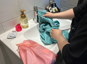 ≪お仕事風景≫
1部屋1人で清掃♪
周りを気にせずマイペースに働ける！
初めの数日は、
先輩スタッフが教えながら一緒に清掃！