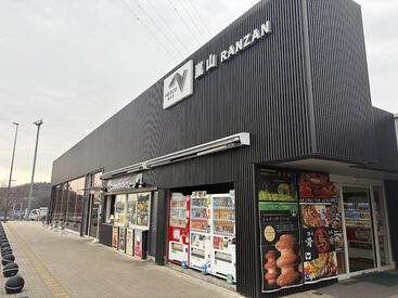 ＼幅人い年齢層のスタッフが活躍しています／