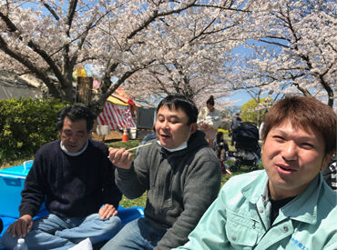 ＼3人1組のチーム制で安心◎／
基本、3人で作業を行うため、作業に余裕をもって施工できます！
無理なく働ける職場です！