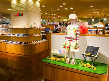 スタッフは未経験スタートがほとんど！
10代～50代以上まで、幅広い年齢層が活躍中♪