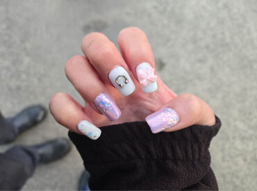 髪色や髪型、ネイルは全部自由★
自分の好きなスタイルはそのままでOK◎
既存スタッフも画像のようなネイルで働いてます！