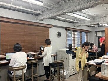 女性スタッフが多く、みんなで協力し合う温かな雰囲気のオフィスです★