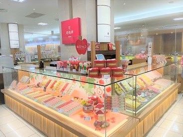 ＜経験は不問◎＞
レジ経験がない方も大歓迎♪
しっかりと丁寧に教えるのでご安心ください★
まずは笑顔でお話しできればOK！
