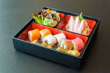 ファッション人材リンク株式会社【FJL】 ﾟ*｡☆ NEWスタッフ募集 ☆。*ﾟ
美味しい柿の葉すし販売STAFF
即日スタートできるお仕事♪
週3日～シフト相談OK◎