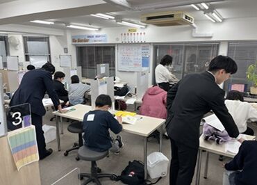 昼～夜の勤務だから学校・サークル終わりにも◎
シフト調整は柔軟に対応するので安心☆