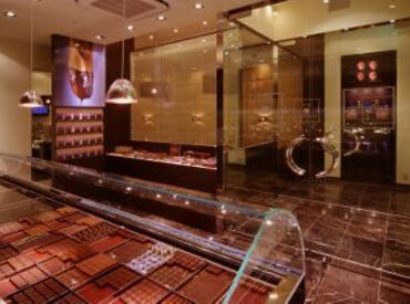 スタイリッシュな制服で、気分もシャキッと♪
洗練されたデザインが、
働くモチベーションを高めてくれます↑