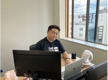 私が拠点のリーダーです!
服装はこんな感じに自由でOK♪
髪色・ネイル・ピアス…あなたらしい格好でモチベ上げて働きましょ!