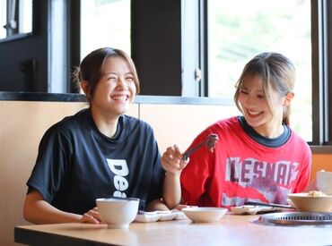 「初飲食バイト」でも安心♪
研修に特別チカラを入れています！
自信を持ってバイトができるよう、
全力でサポートします★