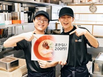 髪色自由!バイトデビューも大歓迎!
体育会系のノリは一切ナシ◎仲間と楽しく働ける♪
学生も多数活躍中のにぎやかなお店です!