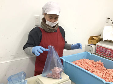 三州食肉株式会社 ▼20代・30代中心に活躍中！
50代まで幅広く在籍していますが、
年齢関係なく仲のいい職場です♪
