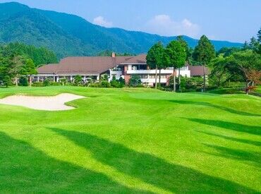 養老カントリークラブ 緑あふれる自然に囲まれた環境で、
心も体ものびのびと。
自然の中でリフレッシュしながら、
健康的に働けるお仕事です♪