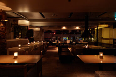 <20~30代のスタッフが多数活躍>
カジュアルリッチがテーマの「MERCER CAFE」
未経験の方も始めやすい業務内容と雰囲気です♪