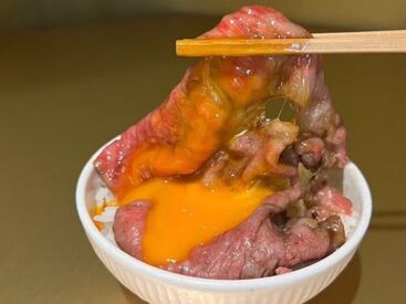 とろ〜り卵黄×ローストビーフが相性抜群♪
思わず写真を撮りたくなる人気メニュー◎