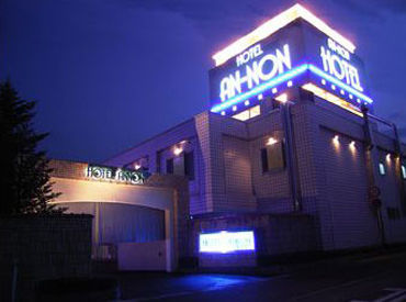 お客様にくつろいでいただくため、
スタッフとお客様が顔を合わさずに
接客できるシステムになっています！