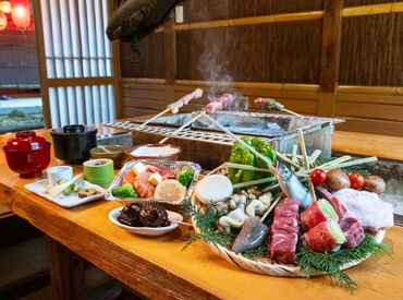 囲炉裏を囲む、厳選された食材たち.＊
スタッフ特典★絶品まかないがなんと【無料】
20～70代の幅広い年齢層が活躍中です◎