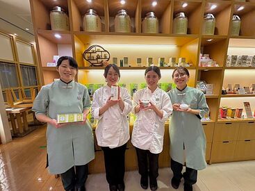 茶語(チャユー)　新宿高島屋店 撮影のときもスタッフさん同士とても楽しそうに話されていました♪
後ろにはずらりと美味しいお茶が並んでいます☆