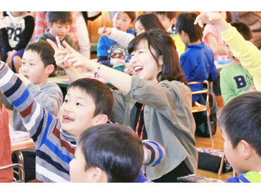 花まる学習会　光が丘教室 『ひらけゴマ!!』
一見遊んでいるように見えますがこれも立派なお仕事
子どもたちと全力で楽しみましょう
※実際の授業風景です