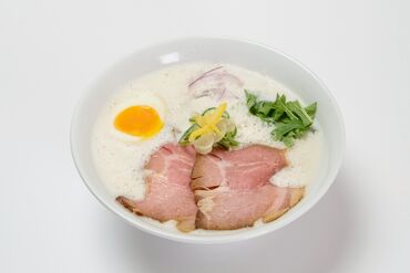 平飼い親鳥でじっくりスープをとり、平飼い卵を使った自家製麺＋味玉トッピングを合わせて..◎
こだわりの一杯を賄いで◎