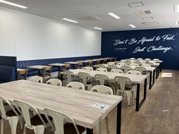建物にはカフェスペースも完備★
お昼や休憩時間はこちらでゆっくり過ごすことができます♪
オフィスコンビ二もありますよ◎