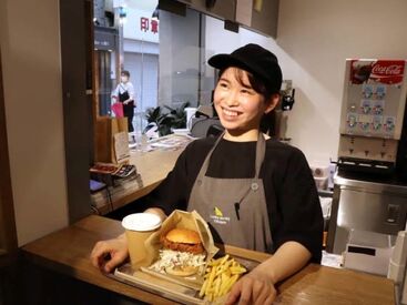 Lucky Rocky Chicken 代々木八幡店 10代～50代迄、幅広い年代の方積極採用中！
研修もしっかり整っていますのでご安心を！
まずは、ご応募お待ちしております！