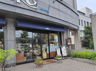 ＜牧落駅から徒歩3分＞
春には桜でお店の周りがピンク色に染まる場所＊
大きなガラス窓があり、開放感もバッチリ♪